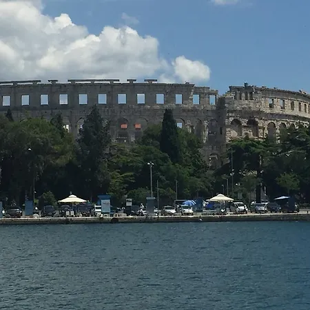 By The Sea Apartment Pula