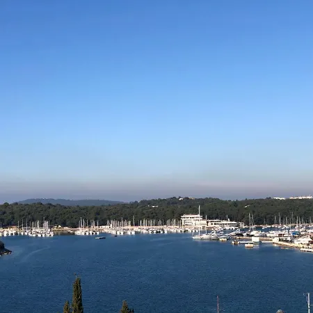 海旁公寓酒店 *